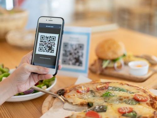 Guest scanning SpiniX QR code